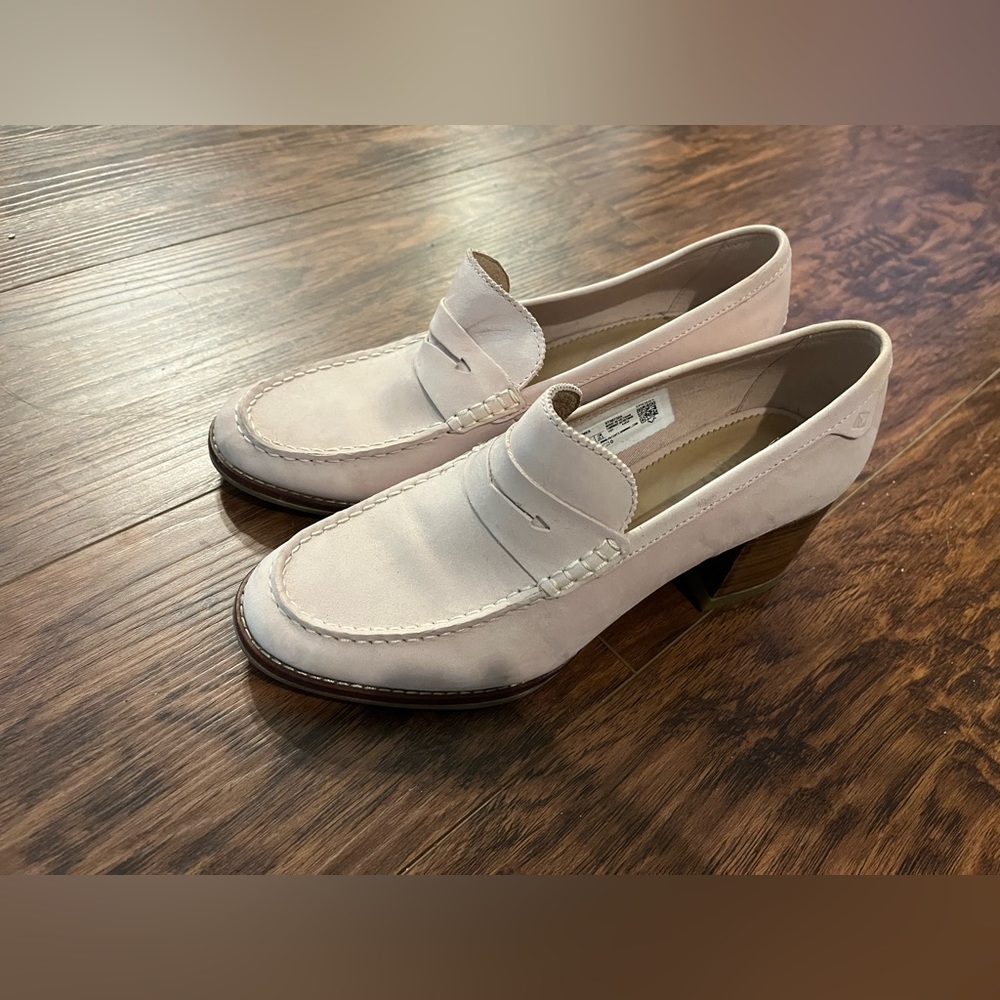 Sperry Seaport Penny loafer with heels in light pink size 8.5.